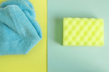 Mutfak ve banyo temizleme seti, sarı ve mavi süngerler ve paçavralar, bahar temizliği konsepti..
