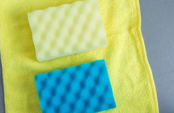노란색 파란색 스펀지와 누더기 — 스톡 사진