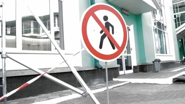 Знак "no-Pass" с перекрещенным лицом стоит снаружи здания на огороженной территории, в солнечный, ветреный летний день на открытом воздухе. Видео HD — стоковое видео