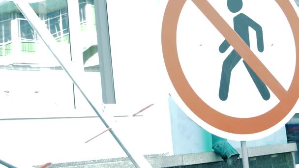 Un letrero sin pase con una persona cruzada se encuentra fuera de un edificio en una zona vallada, en un día soleado y ventoso de verano al aire libre. Video HD — Vídeos de Stock