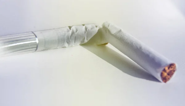 Gros Plan Une Cigarette Cassée Sur Fond Blanc Avec Soleil — Photo