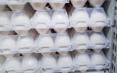 Süpermarketin rafında beyaz tavuk yumurtası.