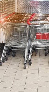 Bir süpermarkette alışveriş arabaları, alışveriş ve satış konsepti, fotokopi alanı.