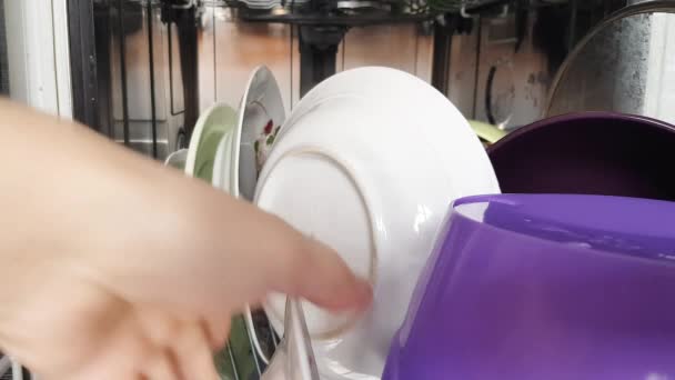 Используя Современную Посудомоечную Машину Доме Домохозяйка Вынимает Чистую Посуду Посудомоечной — стоковое видео