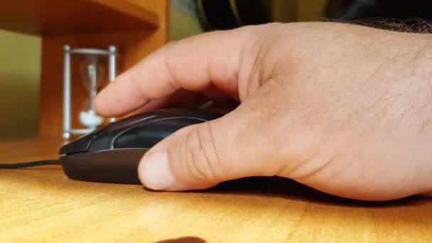一个白种人的手和老鼠一起在木制桌子上工作 远程工作 自由职业者 工作场所 — 图库视频影像