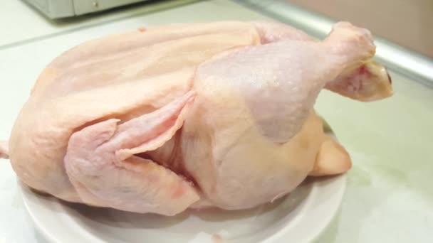 Hel Slaktkropp Kyckling Förberedd För Bakning Eller Stekning Ugnen Ovanifrån — Stockvideo