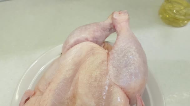 Rohe Hühnerschlachtkörper Die Zum Backen Oder Braten Ofen Zubereitet Werden — Stockvideo