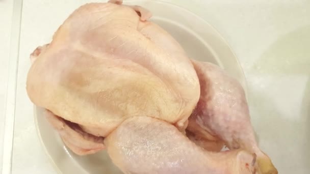 オーブンで焼くか焼く準備全体の鶏の死体を生成します トップビュー クローズアップ 4Kビデオ — ストック動画