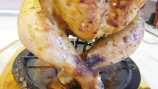 Poulet Entier Frit Avec Une Délicieuse Croûte Brune Sur Gril — Video