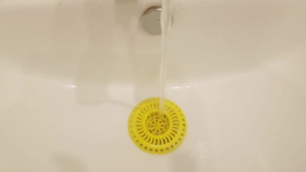 Eau Coule Robinet Évier Dans Une Grille Plastique Jaune Fermer — Video