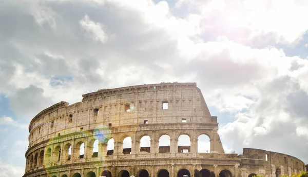 Koloseum Rzymie Włochy Chmury Niebie — Zdjęcie stockowe