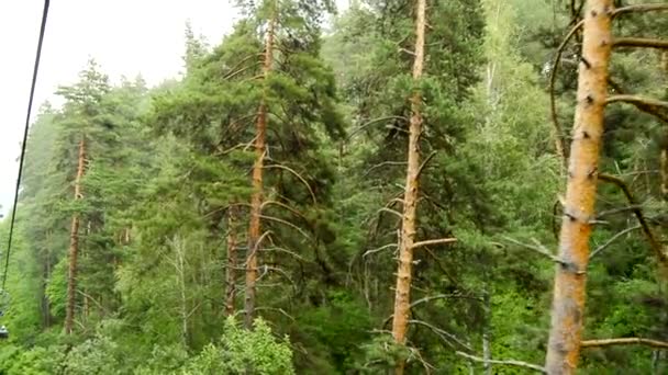 Zejście Góry Kolejką Linową Pochmurną Pogodę Mgłę Powolny Ruch Wzdłuż — Wideo stockowe