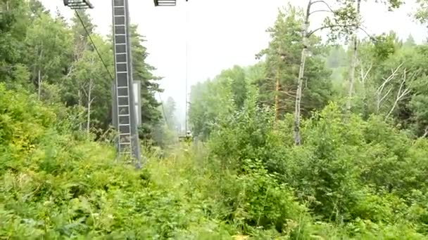在多云的天气和大雾中乘坐缆车下山 在难以逾越的灌木丛中缓慢地沿着树木移动 俄罗斯阿尔泰 Hd视频 — 图库视频影像