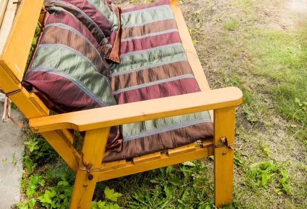 Panca Legno Con Coperta Giardino Sull Erba Una Giornata Estiva — Foto Stock