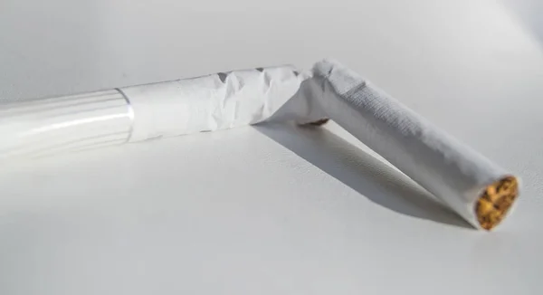 Gros Plan Une Cigarette Cassée Sur Fond Blanc Avec Soleil — Photo