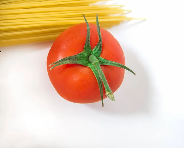 Інгредієнти Приготування Традиційних Спагетті Макаронами Помідорами Вид Зверху Білий Фон — стокове фото