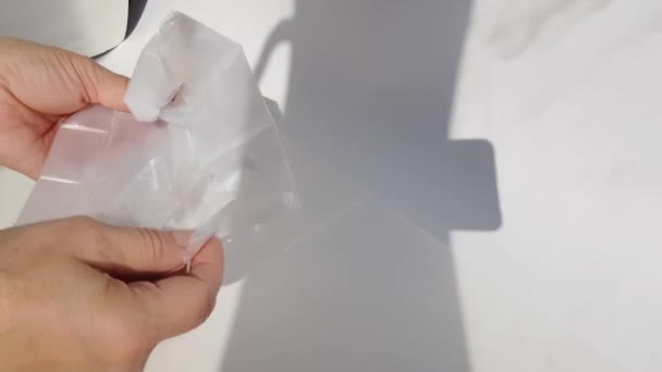 미용사가 솔라 미용실에 장갑 과 페인트붓을 준비 한다 — 비디오