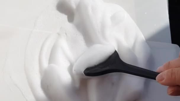 이발사는 털을 손질하기 위한 흰 거품인 솔을 사용하여 모발 염료를 혼합하여 준비 한다 — 비디오