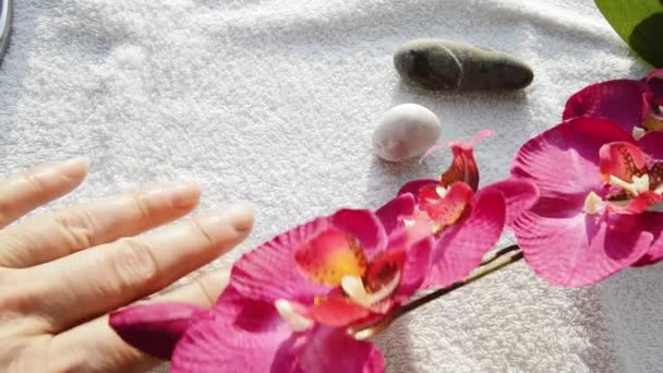 Kobieta robi sobie manicure w domu. Akcesoria do manicure i spa, zbliżenie rąk — Wideo stockowe