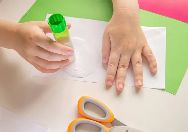 Üçüncü adım. Çocuk yapıştırıcı kullanıyor. DIY ve çocukların yaratıcılığı kavramı. Adım adım talimatlar: Kağıttan Panda uygulaması nasıl yapılır. Karantina sırasında bir çocukla yaratıcı faaliyetler.