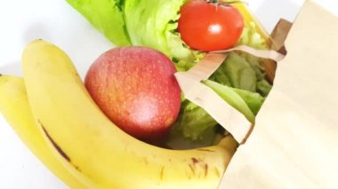 Yiyecek teslimatı - taze sebze, meyve, kağıt torbada makarna, sıfır atık konsepti, online alışveriş, karantina, 4K VIDEO.