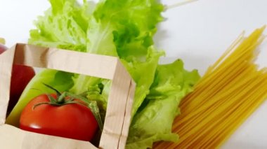 Yiyecek teslimatı - taze sebze, meyve, kağıt torbada makarna, sıfır atık konsepti, online alışveriş, karantina, 4K VIDEO.