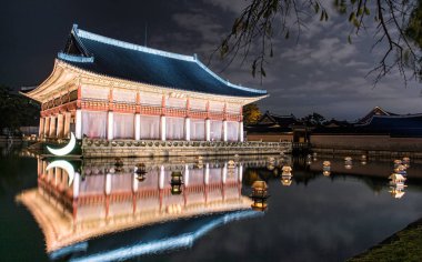 Seoul, Güney Kore - 29 Eylül 2016: Gyeongbokgung Sarayı gece, Güney Kore Seul'Gyeonghoeru.