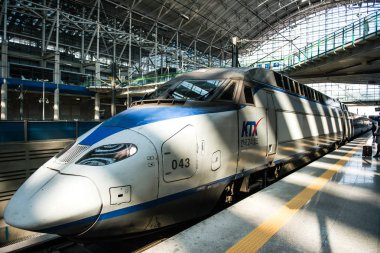 Gwangmyeong-si, Güney Kore - 2 Kasım 2016: yüksek hızlı mermi tren (Ktx) ve Korail tren durdurmak Güney Kore'de Seul istasyonunda