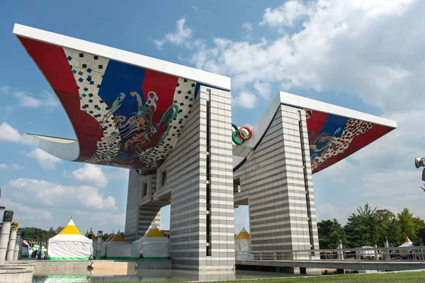 Seoul, Dél-Korea - szeptember 29, 2016: világ béke kapuja. 24 Seoul olimpiai reprezentatív szimbóluma szobrok, Dél-Korea — Stock Fotó