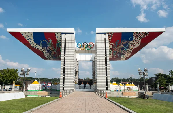 Seoul, Dél-Korea - szeptember 29, 2016: világ béke kapuja. 24 Seoul olimpiai reprezentatív szimbóluma szobrok, Dél-Korea. — Stock Fotó