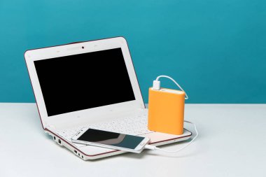 arka planda Modern dizüstü taşınabilir harici pil ile akıllı telefon şarj