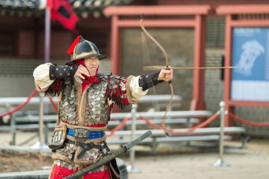 Suwon, Güney Kore - 23 Aralık 2016: Kore geleneksel Joseon Hanedanlığı sırasında gösteri sanatları Hwaseong haenggung kare, asker. 23 Aralık 2016 Suwon, Güney Kore'de çekilmiş fotoğrafı