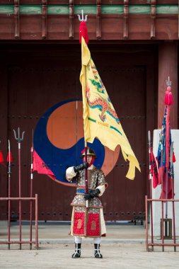 Suwon, Güney Kore - 23 Aralık 2016: Kore geleneksel Joseon Hanedanlığı sırasında gösteri sanatları Hwaseong haenggung kare, asker. 23 Aralık 2016 Suwon, Güney Kore'de çekilmiş fotoğrafı