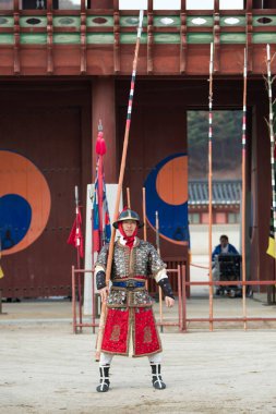 Suwon, Güney Kore - 23 Aralık 2016: Kore geleneksel Joseon Hanedanlığı sırasında gösteri sanatları Hwaseong haenggung kare, asker. 23 Aralık 2016 Suwon, Güney Kore'de çekilmiş fotoğrafı