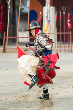 Suwon, Güney Kore - 23 Aralık 2016: Kore geleneksel Joseon Hanedanlığı sırasında gösteri sanatları Hwaseong haenggung kare, asker. 23 Aralık 2016 Suwon, Güney Kore'de çekilmiş fotoğrafı