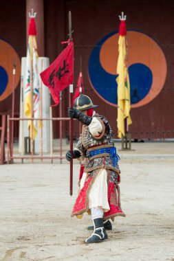 Suwon, Güney Kore - 23 Aralık 2016: Kore geleneksel Joseon Hanedanlığı sırasında gösteri sanatları Hwaseong haenggung kare, asker. 23 Aralık 2016 Suwon, Güney Kore'de çekilmiş fotoğrafı