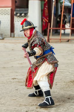 Suwon, Güney Kore - 23 Aralık 2016: Kore geleneksel Joseon Hanedanlığı sırasında gösteri sanatları Hwaseong haenggung kare, asker. 23 Aralık 2016 Suwon, Güney Kore'de çekilmiş fotoğrafı