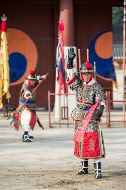Suwon, Güney Kore - 23 Aralık 2016: Kore geleneksel Joseon Hanedanlığı sırasında gösteri sanatları Hwaseong haenggung kare, asker. 23 Aralık 2016 Suwon, Güney Kore'de çekilmiş fotoğrafı