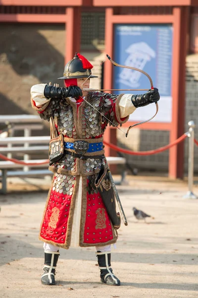 Suwon, Jižní Korea - 23. prosince 2016: korejského vojáka s tradiční Joseon dynastie během show bojových umění v Hwaseong haenggung náměstí. Fotografie pořízené v 23 prosinci 2016 v Suwon, Jižní Korea — Stock fotografie