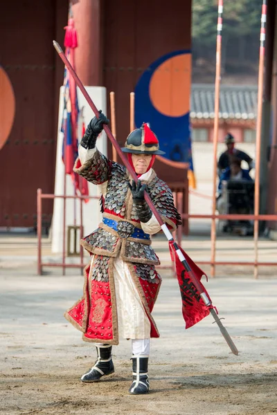 Suwon, Güney Kore - 23 Aralık 2016: Kore geleneksel Joseon Hanedanlığı sırasında gösteri sanatları Hwaseong haenggung kare, asker. 23 Aralık 2016 Suwon, Güney Kore'de çekilmiş fotoğrafı