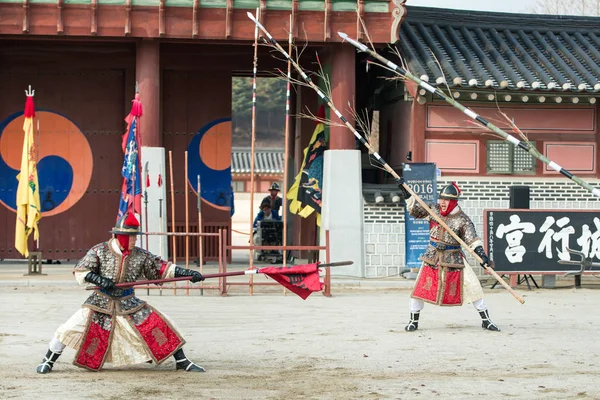 Suwon, Güney Kore - 23 Aralık 2016: Kore geleneksel Joseon Hanedanlığı sırasında gösteri sanatları Hwaseong haenggung kare, asker. 23 Aralık 2016 Suwon, Güney Kore'de çekilmiş fotoğrafı