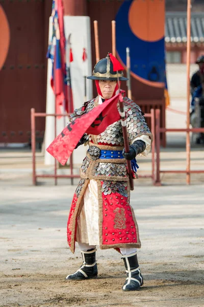 Suwon, Güney Kore - 23 Aralık 2016: Kore geleneksel Joseon Hanedanlığı sırasında gösteri sanatları Hwaseong haenggung kare, asker. 23 Aralık 2016 Suwon, Güney Kore'de çekilmiş fotoğrafı