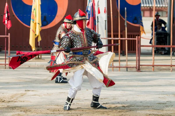 Suwon, Güney Kore - 23 Aralık 2016: Kore geleneksel Joseon Hanedanlığı sırasında gösteri sanatları Hwaseong haenggung kare, asker. 23 Aralık 2016 Suwon, Güney Kore'de çekilmiş fotoğrafı