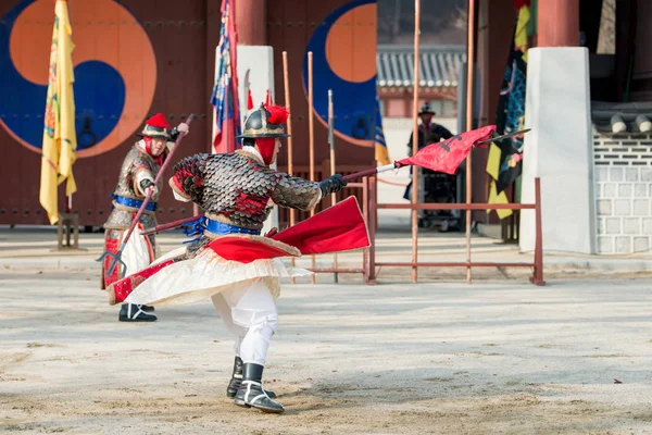 Suwon, Güney Kore - 23 Aralık 2016: Kore geleneksel Joseon Hanedanlığı sırasında gösteri sanatları Hwaseong haenggung kare, asker. 23 Aralık 2016 Suwon, Güney Kore'de çekilmiş fotoğrafı