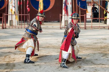 Suwon, Güney Kore - 23 Aralık 2016: Kore geleneksel Joseon Hanedanlığı sırasında gösteri sanatları Hwaseong haenggung kare, asker. 23 Aralık 2016 Suwon, Güney Kore'de çekilmiş fotoğrafı