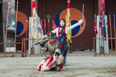Suwon, Güney Kore - 23 Aralık 2016: Kore geleneksel Joseon Hanedanlığı sırasında gösteri sanatları Hwaseong haenggung kare, asker. 23 Aralık 2016 Suwon, Güney Kore'de çekilmiş fotoğrafı