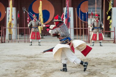 Suwon, Güney Kore - 23 Aralık 2016: Kore geleneksel Joseon Hanedanlığı sırasında gösteri sanatları Hwaseong haenggung kare, asker. 23 Aralık 2016 Suwon, Güney Kore'de çekilmiş fotoğrafı