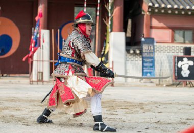 Suwon, Güney Kore - 23 Aralık 2016: Kore geleneksel Joseon Hanedanlığı sırasında gösteri sanatları Hwaseong haenggung kare, asker. 23 Aralık 2016 Suwon, Güney Kore'de çekilmiş fotoğrafı