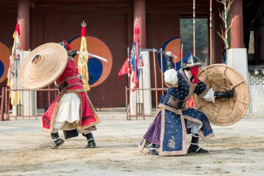 Suwon, Güney Kore - 23 Aralık 2016: Kore geleneksel Joseon Hanedanlığı sırasında gösteri sanatları Hwaseong haenggung kare, asker. 23 Aralık 2016 Suwon, Güney Kore'de çekilmiş fotoğrafı