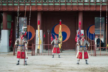 Suwon, Güney Kore - 23 Aralık 2016: Kore geleneksel Joseon Hanedanlığı sırasında gösteri sanatları Hwaseong haenggung kare, asker. 23 Aralık 2016 Suwon, Güney Kore'de çekilmiş fotoğrafı
